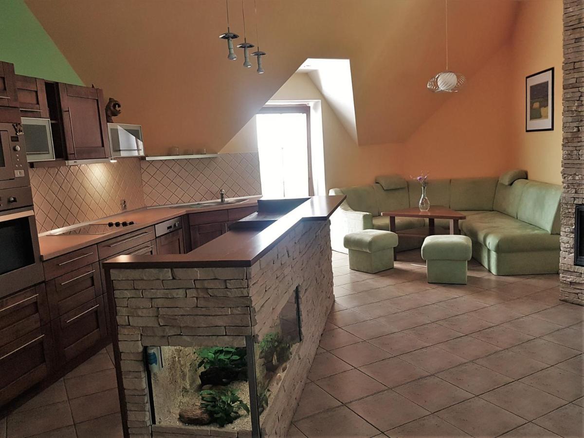 Apartman V Aleji Slavkov u Brna Bagian luar foto